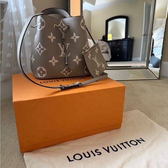 Authentic Louis Vuitton NeoNoe MM - Picture 3 of 9